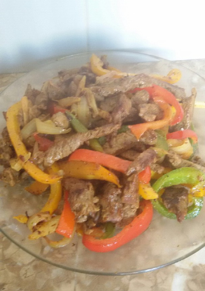 Una foto de Terneras salteadas con tres pimientos al curry