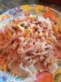 Tallarines de arroz con kanikama, estilo thai