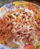 Tallarines de arroz con kanikama, estilo thai