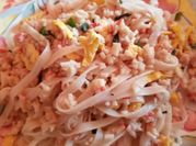 Una foto de pasta con salsa de tamarindo