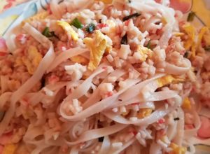 Una foto de Tallarines de arroz con kanikama, estilo thai
