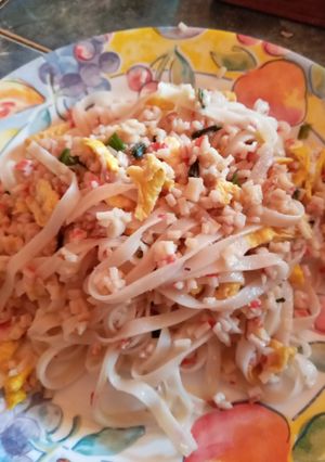 Una foto de Tallarines de arroz con kanikama, estilo thai