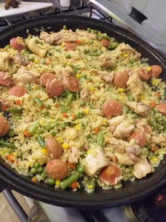 Una foto de Arroz con mariscos pollo y chorizo