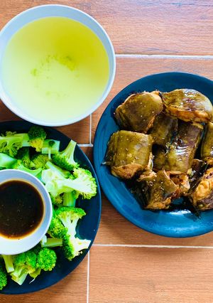 Hình của món Cá chình kho tiêu ăn kèm bông cải xanh luộc.
