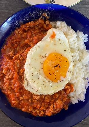 Una foto de Arroz con huevo y carne rapidísimo 🏃🏻🏃🏻🏃🏻🏃🏻🏃🏻
