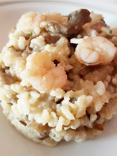 Una foto de Arroz con boletus y gambitas