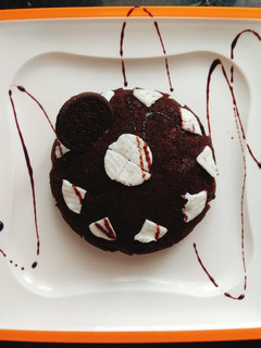 A picture of Oreo biscuit cake.