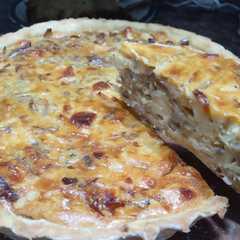 A picture of Tarta de queso y cebolla.