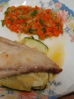 Una foto de Mero al horno con calabacín y verduritas tricolor