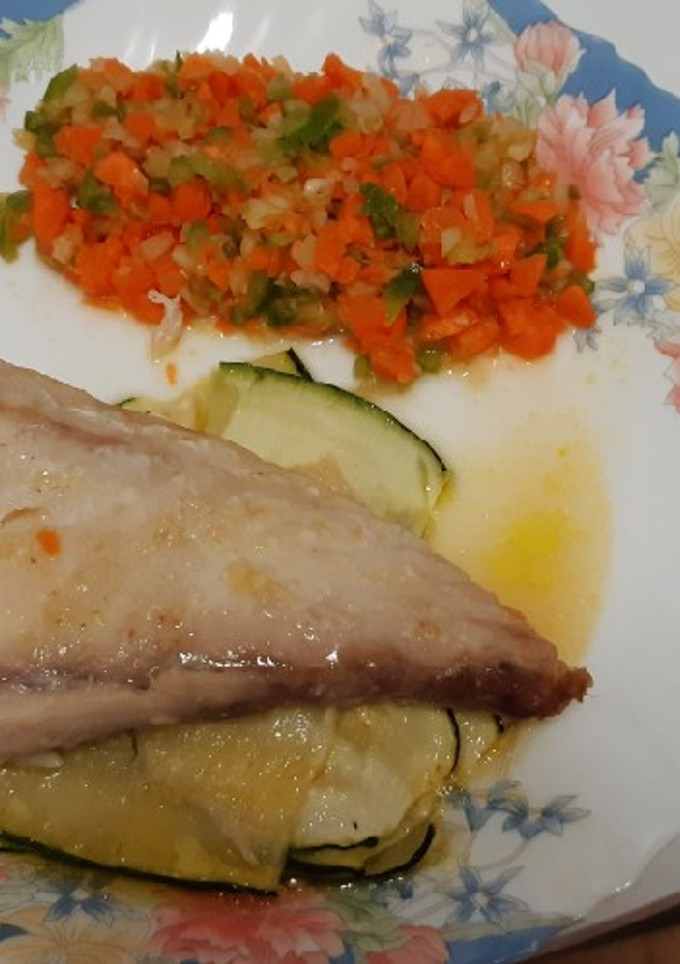 Una foto de Mero al horno con calabacín y verduritas tricolor