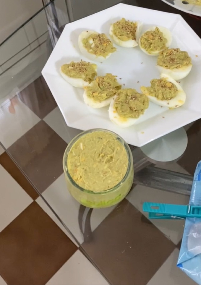 Una foto de Huevos rellenos de aguacate, atún y quesitos (o queso crema)👩🏼‍🍳