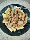 Rigatoni agazpachado con mollejas de pollo al ajillo