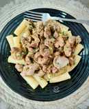 Rigatoni agazpachado con mollejas de pollo al ajillo