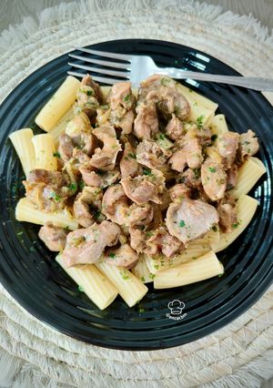Una foto de Rigatoni agazpachado con mollejas de pollo al ajillo