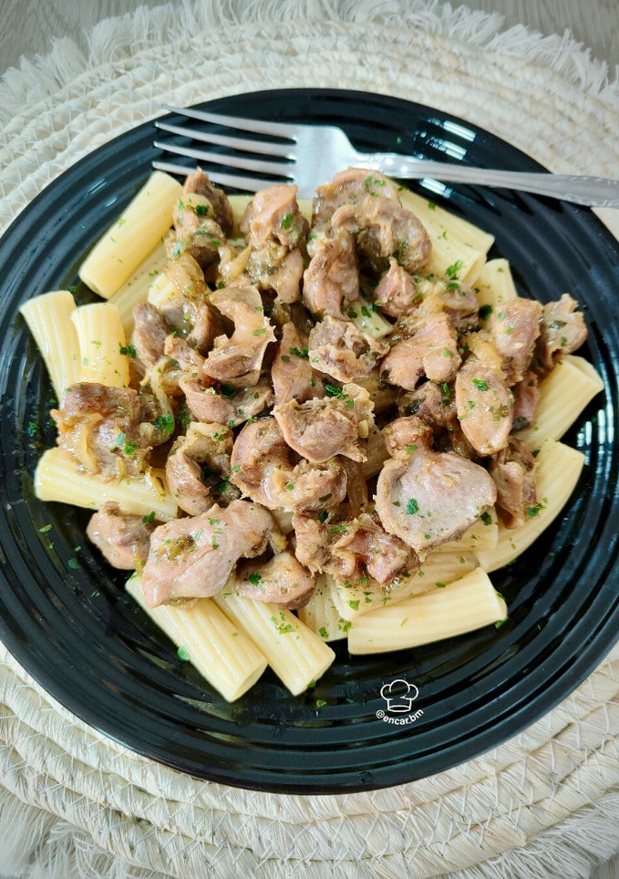 Una foto de Rigatoni agazpachado con mollejas de pollo al ajillo