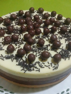 Una foto de Tarta tres chocolates