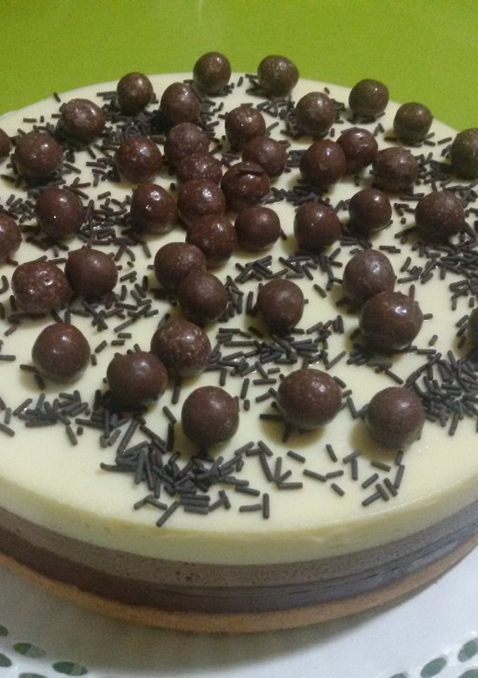 Una foto de Tarta tres chocolates