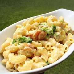 A picture of Maccaroni and Cheese with veggie.