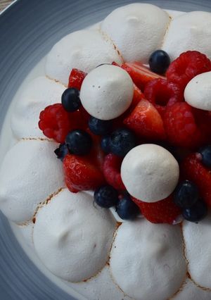 Une photo de Pavlova aux fruits rouges