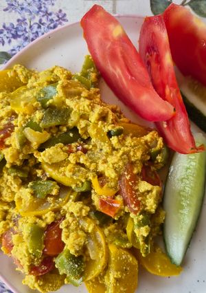 Tofu rántotta/lecsó cukkinivel vegán tojás nélküli szénhidrátszegény recept fotója