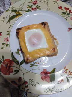 Una foto de Pan de molde al horno con chorizo, huevo y queso