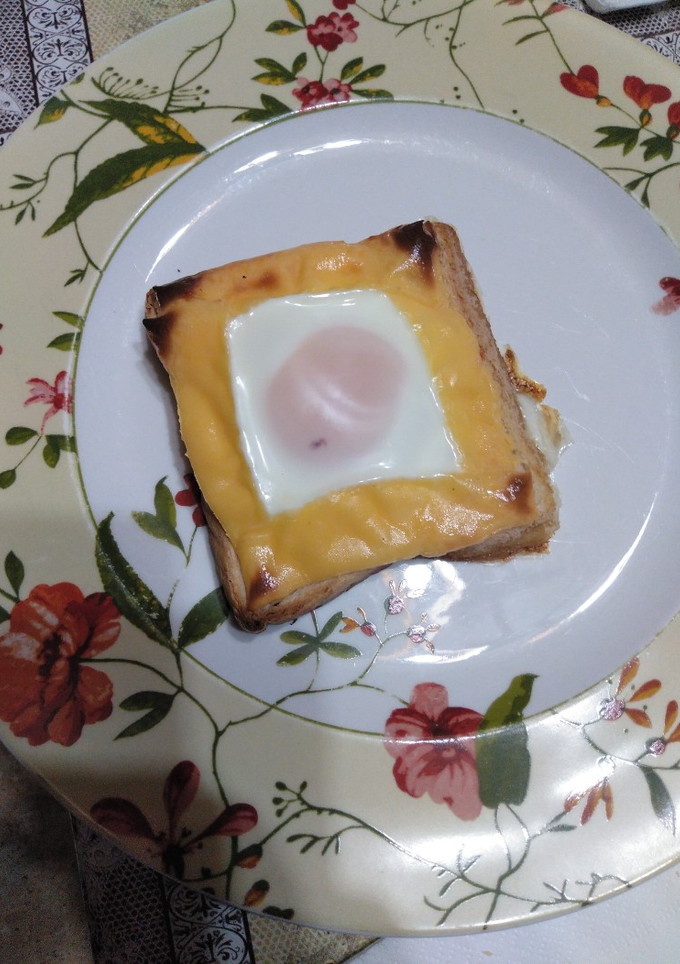 Una foto de Pan de molde al horno con chorizo, huevo y queso