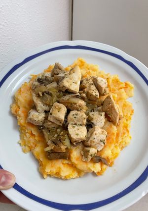 Una foto de Pechuga de Pollo con Base de Patata y Zanahoria