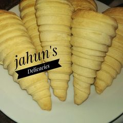 A picture of Cream cones.