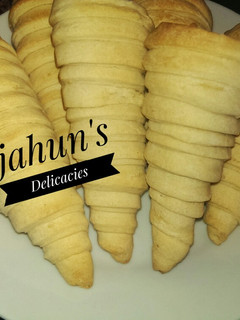 A picture of Cream cones.