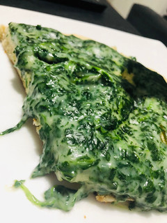 Una foto de Espinaca con salsa blanca para la pizza