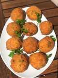 Arancini croquetas con sabor a Sicilia y se caracterizan por un color anaranjado