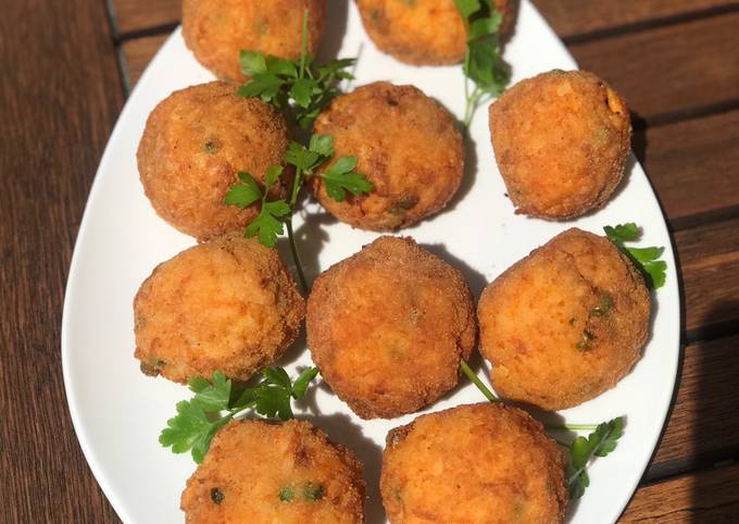 Arancini Croquetas Con Sabor A Sicilia Y Se Caracterizan Por Un Color ...