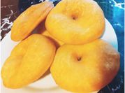 Una foto de tortas fritas con harina leudante