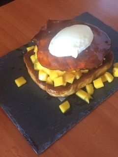 Una foto de Torrija de mango, caramelo y helado