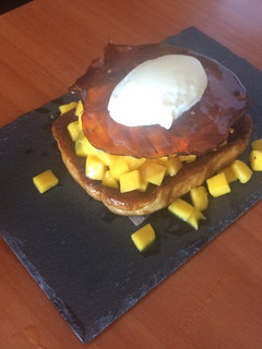 Una foto de Torrija de mango, caramelo y helado