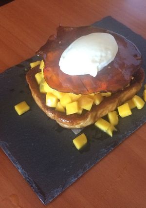 Una foto de Torrija de mango, caramelo y helado