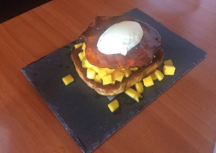 Torrija de mango, caramelo y helado