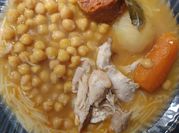 Una foto de cocido garbanzos de bote