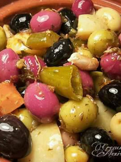 Una foto de Aceitunas morunas, con aliño urrutia picantes