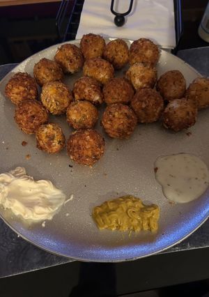 Una foto de Bolitas de pollo y queso