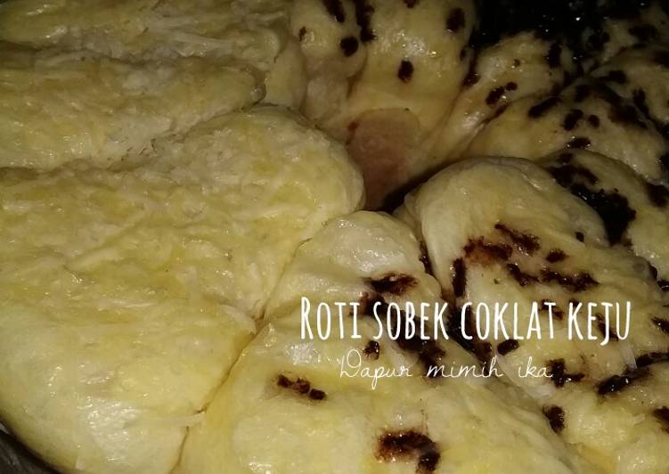 Roti sobek coklat keju with baking pan