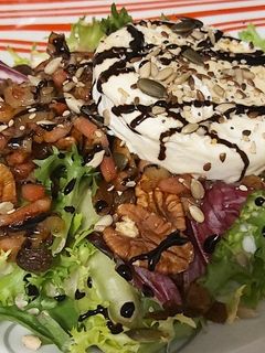 Una foto de Ensalada con bacon y queso de cabra