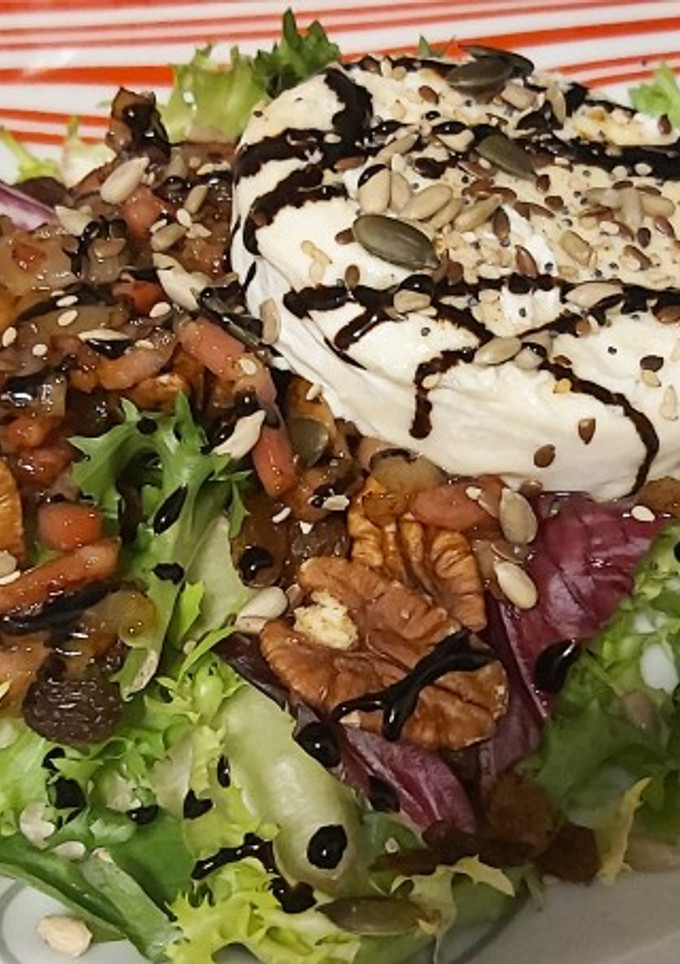 Una foto de Ensalada con bacon y queso de cabra