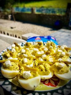 Una foto de Huevos rellenos de aguacate