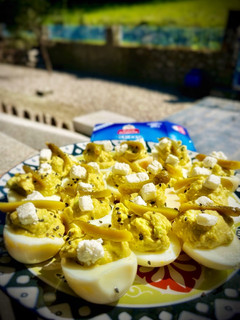 Una foto de Huevos rellenos de aguacate
