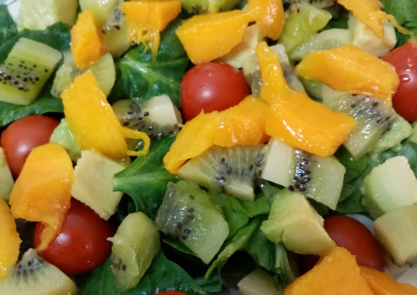 Ensalada de espinacas con frutas y vinagreta de naranja