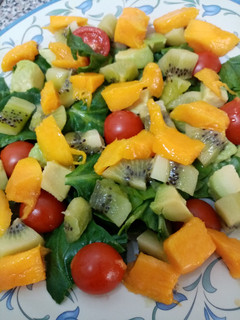 Una foto de Ensalada de espinacas con frutas y vinagreta de naranja