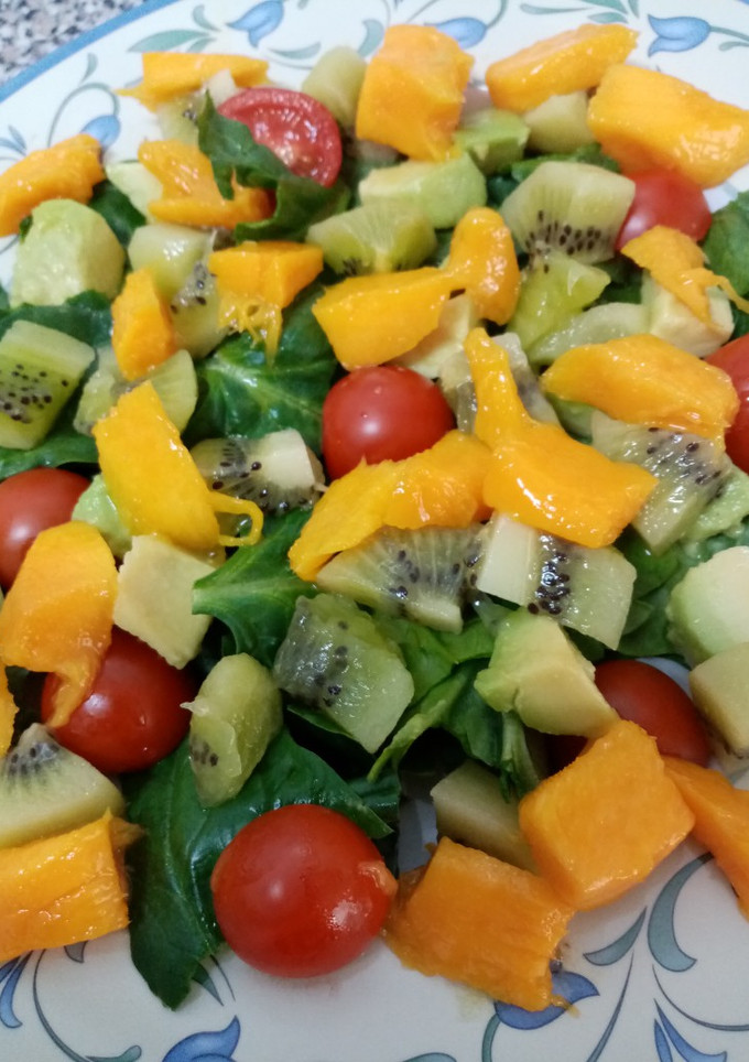Una foto de Ensalada de espinacas con frutas y vinagreta de naranja