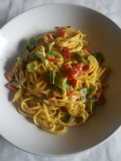 Una foto de Tallarines con pimientos al curry