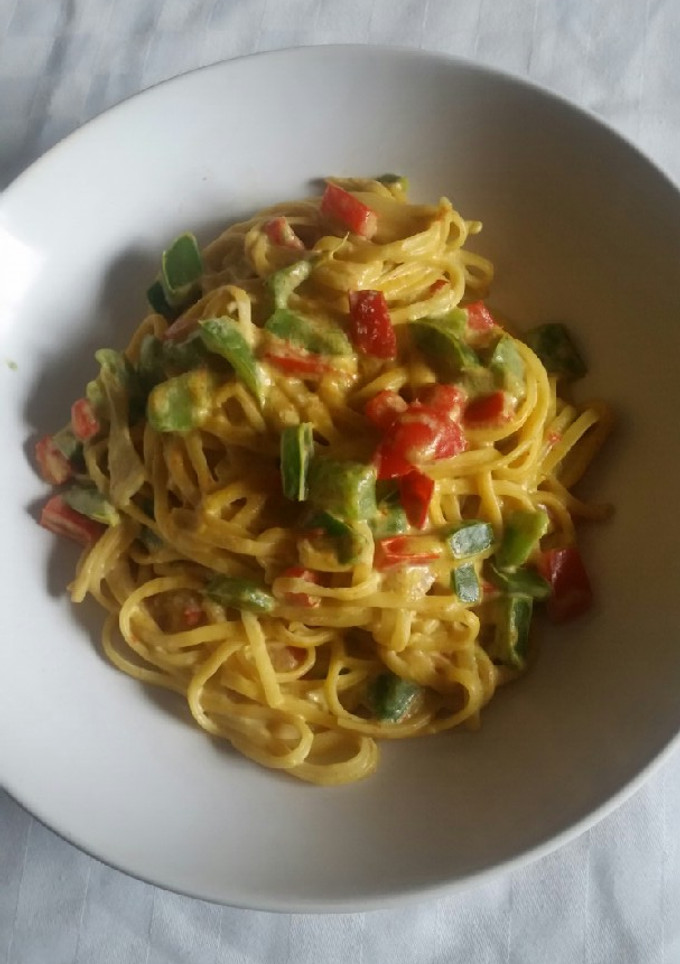 Una foto de Tallarines con pimientos al curry